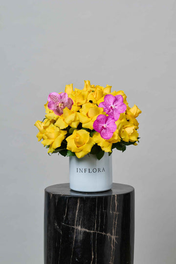 Rosas Amarillas con orquidea